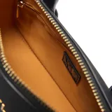 Cartera tipo baúl compacta de la marca XL, color negro, con material exterior de símil gamuza combinado con PU liso. Cuenta con un compartimento principal con cierre superior, bolsillo interno con cierre, doble asa corta rígida y correa larga regulable y desmontable. Los herrajes son metálicos en color dorado y tiene un detalle frontal con el logo XL metalizado.