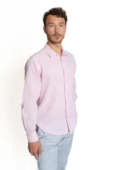 Camisa celeste de lino y algodón, de manga larga y corte clásico.