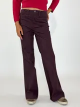 Pantalón de jean azul oscuro, de corte acampanado.