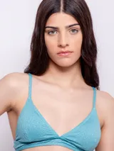 Top de bikini con triángulos fijos, breteles finos regulables, gancho en espalda, forro interior y copas desmontables. Diseño con textura animal print color celeste.