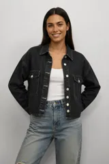 Campera de jean color negro lavado, con cierre frontal de botones metálicos, cuello clásico y dos bolsillos frontales con solapa.
