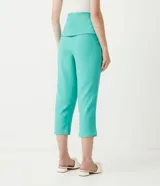 Pantalón capri color verde agua, de tiro alto, con cintura ancha, pala sobrepuesta con pespuntes y botones forrados.