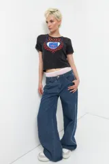 Remera negra de manga corta con estampa de escudo con la inscripción "Sports League" y una pelota de fútbol americano.