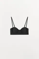 Sujetador negro con aros, copas moldeadas y escote recto. Cuenta con tirantes finos ajustables y extraíbles, y cierre trasero con ganchos.