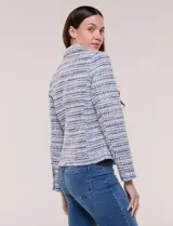 Chaqueta corta estructurada confeccionada en tejido texturado boucle estilo tweed en tonos azul, blanco y negro. Cuenta con forro interno, cuello camisero, frente abierto con bordes deshilachados, bolsillos tipo plaque al frente con botones metálicos y mangas largas.