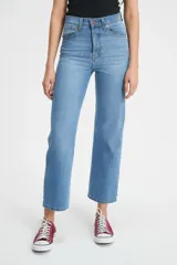 Jeans Levi's modelo Ribcage Straight Ankle de tiro extra alto, corte recto y largo al tobillo. Confeccionados en denim de algodón con cierre de botones en la bragueta.