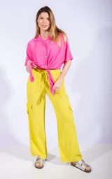 Pantalón amarillo de tiro alto, corte ancho, con bolsillos laterales tipo cargo y cintura con cordón ajustable.