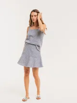 Musculosa de lino a rayas verticales azules y blancas, con breteles anchos y ruedo con flecos.