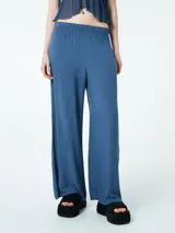 Pantalón azul de corte palazzo con cintura elástica.