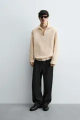 Pantalón de corte regular fit confeccionado en mezcla de algodón y lino. Presenta cintura elástica con cordón ajustable, cierre frontal con cremallera y botón, bolsillos laterales y bolsillo trasero de vivo con botón.
