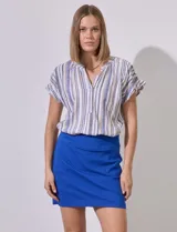 Minifalda color beige de gabardina elastizada, marca Zac & Rachel. Tiene pretina ancha elastizada, bolsillos delanteros y short interno.