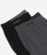 Kit de dos calzoncillos tipo bóxer marca Lupo, confeccionados en microfibra. Incluye un bóxer negro y uno gris con cintura elástica con logo de la marca.
