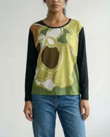 Remera de manga larga con silueta recta, confeccionada en una combinación de jersey y viscosa. Presenta un diseño frontal con estampado orgánico en tonos verdes y marrones, contrastado con mangas y cuello en color negro.