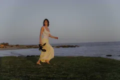 Sandalias de cuero color marrón con tira ancha sobre los dedos y tira con hebilla al tobillo. Tacón de madera.