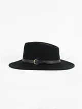 Sombrero de ala ancha color negro, confeccionado en lana, con detalle de cinta de cuero sintético y hebilla metálica en la base de la copa.
