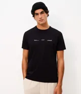 Remera de algodón de corte comfort, color negro, con cuello redondo y manga corta. Presenta un diseño minimalista con estampado de frases en tipografía blanca en la parte frontal.