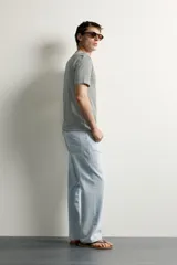Camiseta slim fit de manga corta y cuello redondo en color gris.