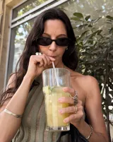 Esclava rígida de diseño artesanal con textura irregular y acabado metálico, ideal para uso diario.