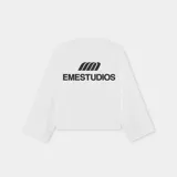 Remera de manga larga color blanco con estampado gráfico de la marca Eme Studios en el centro del pecho.