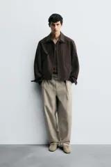 Pantalón de algodón color beige, estilo wide balloon fit, con cintura ajustable mediante cinturón de la misma tela. Presenta bolsillos frontales y bolsillos traseros de plastrón, con efecto lavado y abertura en el bajo.