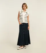 Pollera midi de jeans azul oscuro, con abotonado delantero, bolsillos y recortes.