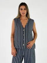 Chaleco de lino con diseño de rayas verticales en tonos azul y gris, escote en V y cierre frontal con botones.