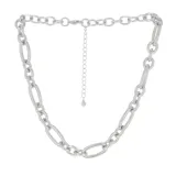 Collar corto de cadena plateada con eslabones alargados y cierre de mosquetón con cadena regulable.