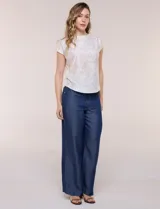 Buzo tejido de punto liviano y silueta holgada, con cuello bote cerrado, mangas cortas estilo japonesa, espalda de caída recta y ruedo curvo a la cadera. Presenta diseño estampado floral en tonos pasteles.