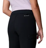 Pantalon de senderismo color negro con cintura alta, tecnologia repelente de humedad y manchas, bolsillos funcionales y detalle de refuerzo en la entrepierna para mayor movilidad.