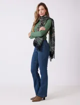 Bufandón de tejido soft, marca Adrienne Vittadini, con estampado de arabescos en tonos verde, beige y negro. Presenta terminación con flecos.