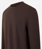 Remera masculina de manga larga en color marrón, con textura waffle y cuello redondo.
