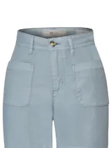 Pantalón de jean con corte recto y tiro alto, en tono celeste claro. Presenta dos bolsillos frontales tipo parche, cierre de botón y costuras reforzadas.