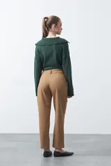 Pantalón negro de corte recto, con cintura definida y bolsillos funcionales.