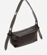Bolso tipo baguette de material sintético con textura de relieve geométrico. Presenta un asa corta ajustable decorada con tachas metálicas y ojales, cierre superior con cremallera y herrajes metálicos.