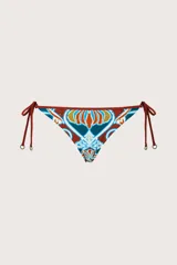 Calzón de bikini con diseño estampado colorido y tiras ajustables en los laterales con apliques metálicos.