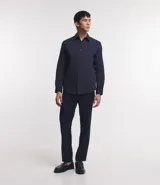 Camisa de vestir blanca de algodón con textura maquinetada, cuello camisero y mangas largas.