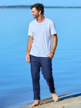 Pantalón de lino azul con corte recto y bolsillos laterales.