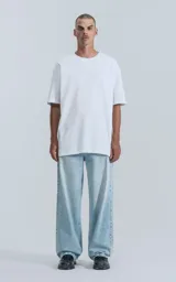 Remerón de algodón premium, color blanco liso, con corte extra oversize, hombros caídos y cuello redondo.