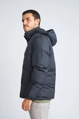 Campera puffer azul marino para hombre, con capucha desmontable, cierre frontal completo, bolsillos con cierre y logo de goma en el pecho.