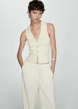 Pantalon wide leg de tiro medio, color beige, con cintura elástica y bolsillos laterales.