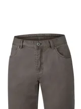 Pantalón chino RKF modelo Five de corte recto y tiro medio, color marrón, con diseño de cinco bolsillos y cierre frontal con botón y cremallera.