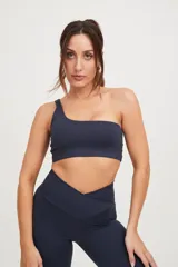 Top deportivo azul marino, de corte asimétrico con un solo tirante ancho, escote medio y elástico en el contorno superior.