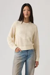 Sweater de punto crochet color beige, de cuello redondo y mangas largas, con patrón de tejido en relieve en forma de V en el frente.