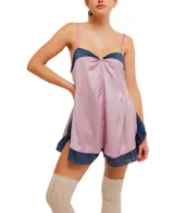 Mono corto color lila con detalles de encaje azul, escote corazón, tirantes finos regulables y corte holgado.