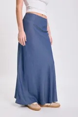 Falda larga de mujer, corte evasé, color azul denim, tiro bajo.