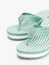 Ojotas de cuña con plataforma de 6,8 cm, color verde menta con rayas blancas horizontales en la plataforma. Las tiras son de tejido trenzado con el logo de Tommy Hilfiger repetido.