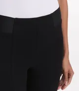 Pantalón tipo legging de corte ajustado, con detalle de elásticos laterales en la cintura.