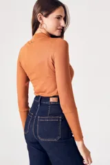 Polera fucsia de morley ecovero, corte ajustado y mangas largas.