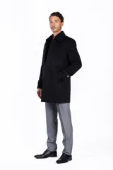 Abrigo clásico de paño azul marino, con cuello solapa, cierre frontal con botones y bolsillos laterales.