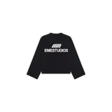 Remera de manga larga negra con cuello redondo y diseño holgado. Cuenta con el estampado del logo de la marca "EMESTUDIOS" en color blanco en el centro del pecho.